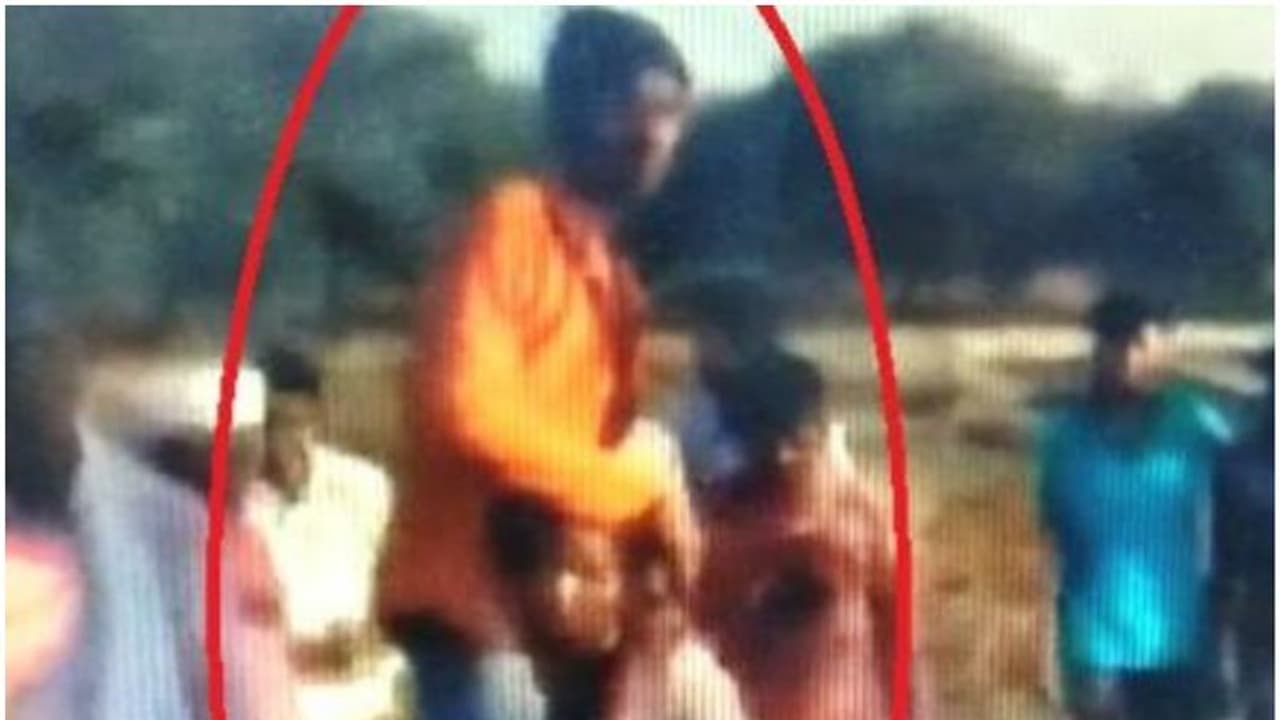 ഇതര ജാതിക്കാരനെ വിവാഹം ചെയ്ത പെണ്‍കുട്ടിയെ കൊടും വെയിലില്‍ ഭര്‍ത്താവിനെ തോളില്‍ ചുമന്ന് നടത്തിച്ചു; വീഡിയോ