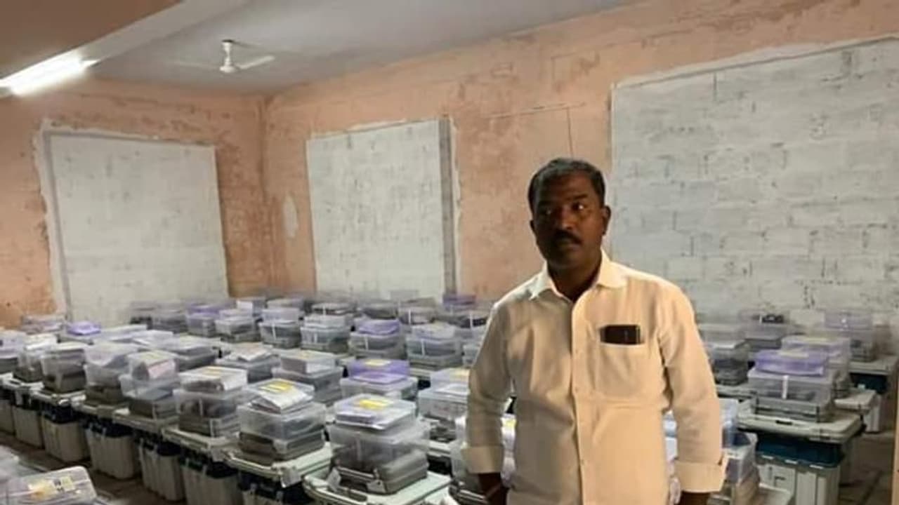 ಸ್ಟ್ರಾಂಗ್ ರೂಮ್ನಲ್ಲಿ ಪೊಲಿಂಗ್ ಏಜೆಂಟ್ ಫೋಟೋ: ಬಂಧನ! ಸ್ಟ್ರಾಂಗ್ ರೂಮ್ನಲ್ಲಿ ಪೊಲಿಂಗ್ ಏಜೆಂಟ್ ಫೋಟೋ: ಬಂಧನ!