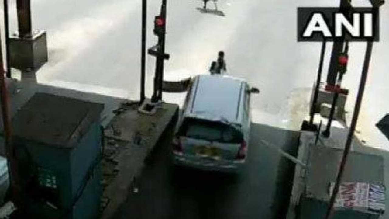 టోల్ ట్యాక్స్ కట్టమన్నందుకు: ఉద్యోగిని 6 కిలోమీటర్లు కారుపై ఈడ్చుకెళ్లాడు టోల్ ట్యాక్స్ కట్టమన్నందుకు: ఉద్యోగిని 6 కిలోమీటర్లు కారుపై ఈడ్చుకెళ్లాడు