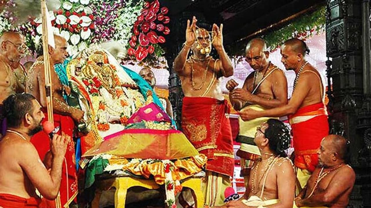 కరోనా ఎఫెక్ట్: తొలిసారిగా భక్తులు లేకుండానే భదాద్రి శ్రీ సీతారాముల కళ్యాణోత్సవం కరోనా ఎఫెక్ట్: తొలిసారిగా భక్తులు లేకుండానే భదాద్రి శ్రీ సీతారాముల కళ్యాణోత్సవం