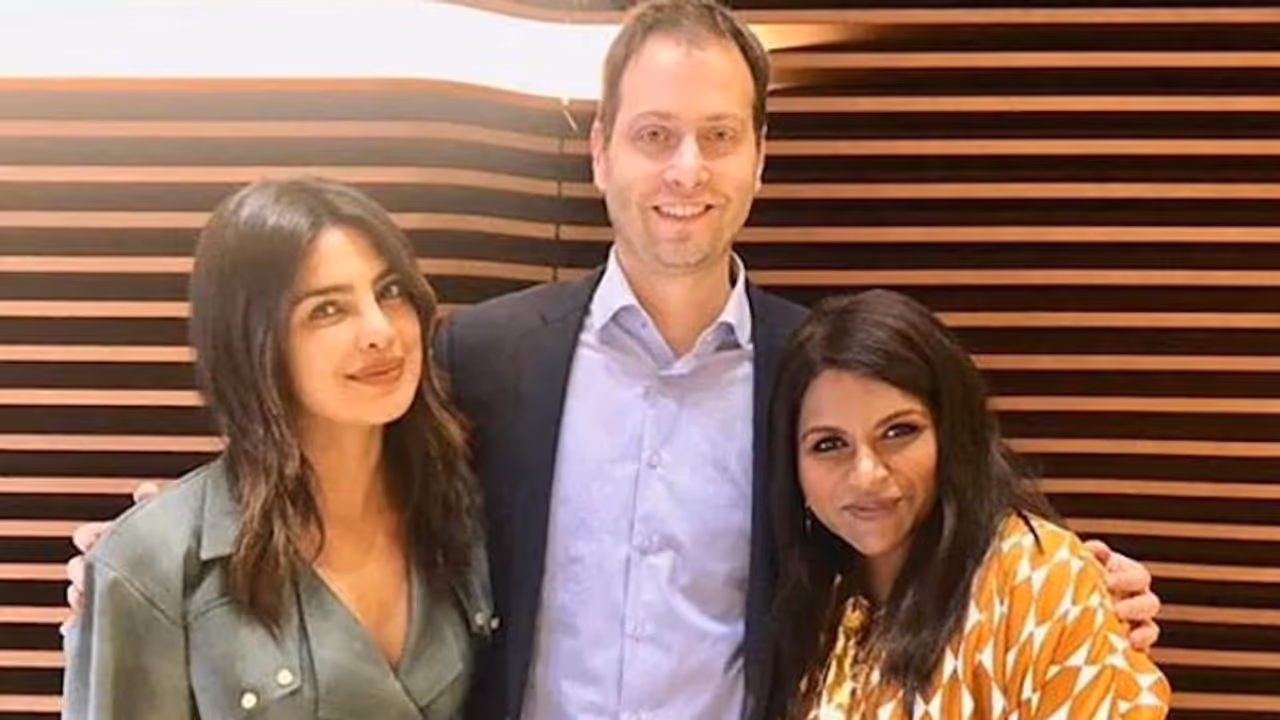 Priyanka Chopra, Mindy Kaling set to star in a wedding comedy, read details