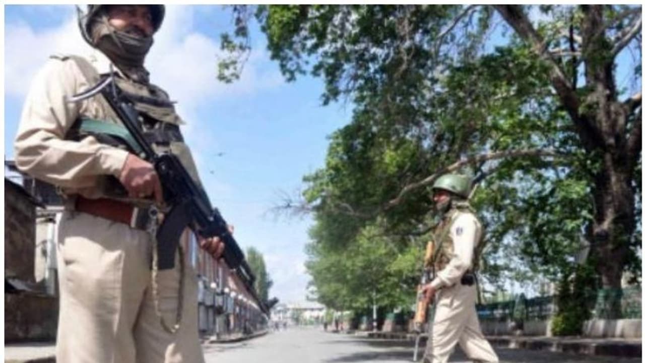 ജമ്മു കാശ്മീരില് വീണ്ടും പുല്വാമ മോഡല് ആക്രമണത്തിന് ഭീകരര് ലക്ഷ്യം വെക്കുന്നതായി റിപ്പോര്ട്ട് ജമ്മു കാശ്മീരില് വീണ്ടും പുല്വാമ മോഡല് ആക്രമണത്തിന് ഭീകരര് ലക്ഷ്യം വെക്കുന്നതായി റിപ്പോര്ട്ട്