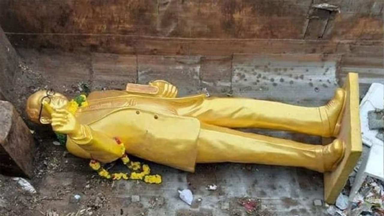 അംബേദ്ക്കറിന്റെ പ്രതിമ തകർത്ത് മാലിന്യക്കൂമ്പാരത്തിൽ തള്ളി; അന്വേഷണത്തിന് ഉത്തരവിട്ടു അംബേദ്ക്കറിന്റെ പ്രതിമ തകർത്ത് മാലിന്യക്കൂമ്പാരത്തിൽ തള്ളി; അന്വേഷണത്തിന് ഉത്തരവിട്ടു