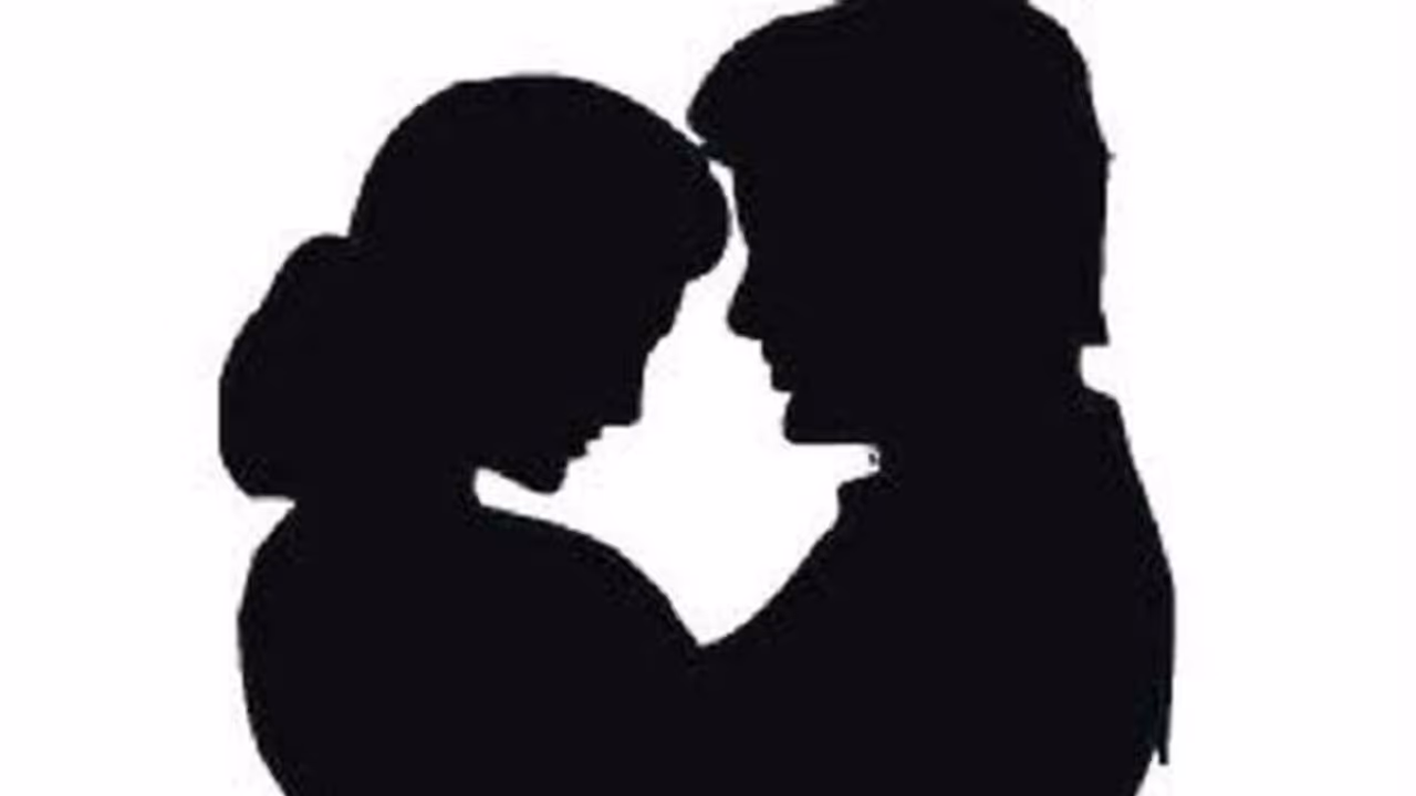 Couple’s obscene clip at Delhi Metro station uploaded on porn site; probe ordered Couple’s obscene clip at Delhi Metro station uploaded on porn site; probe ordered