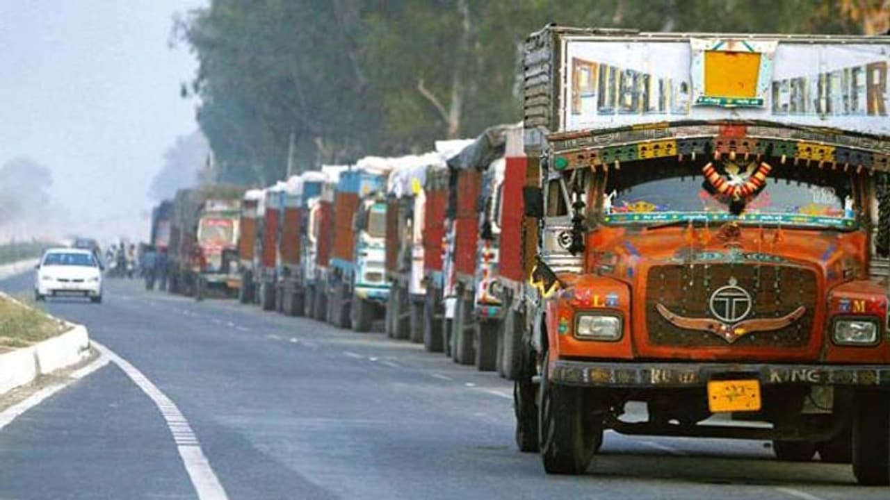 লুঙ্গি গেঞ্জি পরলে ২০০০ টাকা জরিমানা যোগী রাজ্যে, ট্রাক চালকদের জন্য জারি পোশাক বিধি লুঙ্গি গেঞ্জি পরলে ২০০০ টাকা জরিমানা যোগী রাজ্যে, ট্রাক চালকদের জন্য জারি পোশাক বিধি