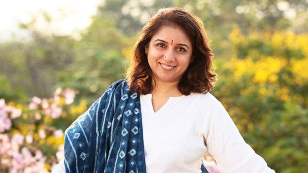 'ദത്തെടുത്തതോ സറോഗസിയോ അല്ല, അവള് എന്റെ രക്തം'; മകളെക്കുറിച്ച് തുറന്നുപറഞ്ഞ് രേവതി 'ദത്തെടുത്തതോ സറോഗസിയോ അല്ല, അവള് എന്റെ രക്തം'; മകളെക്കുറിച്ച് തുറന്നുപറഞ്ഞ് രേവതി