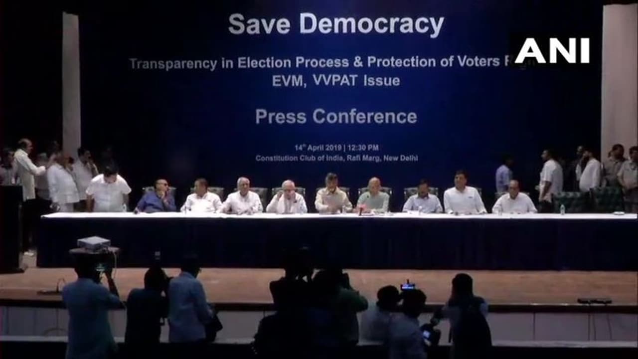 ಚುನಾವಣಾ ಆಯೋಗದ ವಿರುದ್ಧ ವಿಪಕ್ಷಗಳ ಯುದ್ಧ: ಬ್ಯಾಲೆಟ್ ಪೇಪರ್ಗೆ ಒತ್ತಾಯ! ಚುನಾವಣಾ ಆಯೋಗದ ವಿರುದ್ಧ ವಿಪಕ್ಷಗಳ ಯುದ್ಧ: ಬ್ಯಾಲೆಟ್ ಪೇಪರ್ಗೆ ಒತ್ತಾಯ!