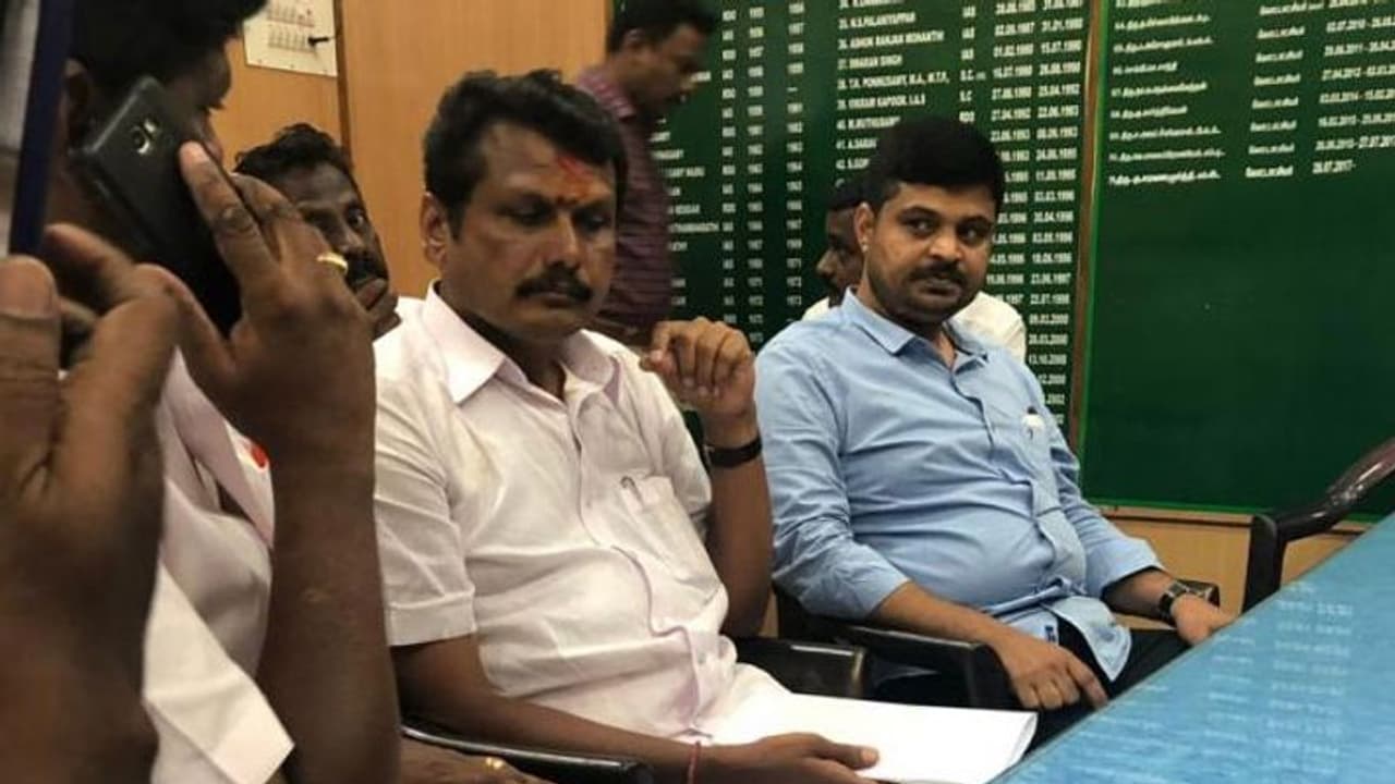 இழிவாக பேசி மாவட்ட ஆட்சியருக்கு மிரட்டல்... திமுக எம்.எல்.ஏ. செந்தில்பாலாஜி மீது 5 பிரிவுகளின் கீழ் வழக்கு..! இழிவாக பேசி மாவட்ட ஆட்சியருக்கு மிரட்டல்... திமுக எம்.எல்.ஏ. செந்தில்பாலாஜி மீது 5 பிரிவுகளின் கீழ் வழக்கு..!