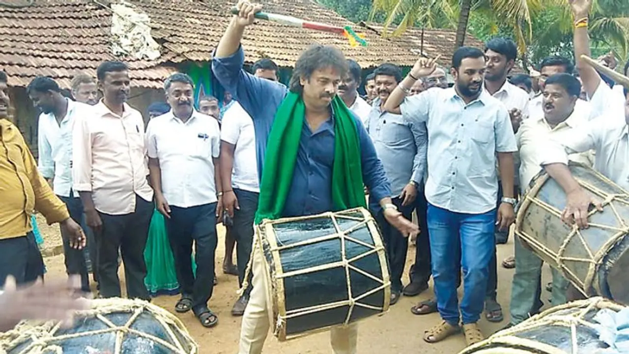 ಡೊಳ್ಳು ಬಾರಿಸಿ ಗಮನ ಸೆಳೆದ ಮಧು ಬಂಗಾರಪ್ಪ ಡೊಳ್ಳು ಬಾರಿಸಿ ಗಮನ ಸೆಳೆದ ಮಧು ಬಂಗಾರಪ್ಪ