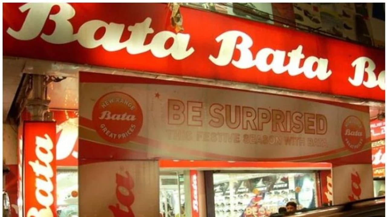 క్యారీ బ్యాగు డబ్బు వసూలు.. బాటాకి భారీ జరిమానా