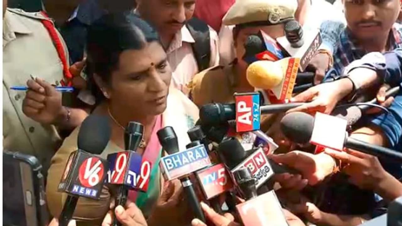 లోకేష్ ను అదుపులో పెట్టుకో, లేకపోతే తీవ్ర పరిణామాలు: చంద్రబాబుకు లక్ష్మీపార్వతి వార్నింగ్ లోకేష్ ను అదుపులో పెట్టుకో, లేకపోతే తీవ్ర పరిణామాలు: చంద్రబాబుకు లక్ష్మీపార్వతి వార్నింగ్