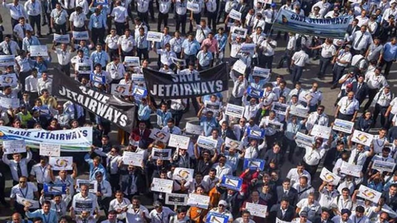 మోడీజీ ఆదుకోండి: జెట్ పైలట్ల మొర, నిధుల కోసం ఎస్బీఐకి.. మోడీజీ ఆదుకోండి: జెట్ పైలట్ల మొర, నిధుల కోసం ఎస్బీఐకి..