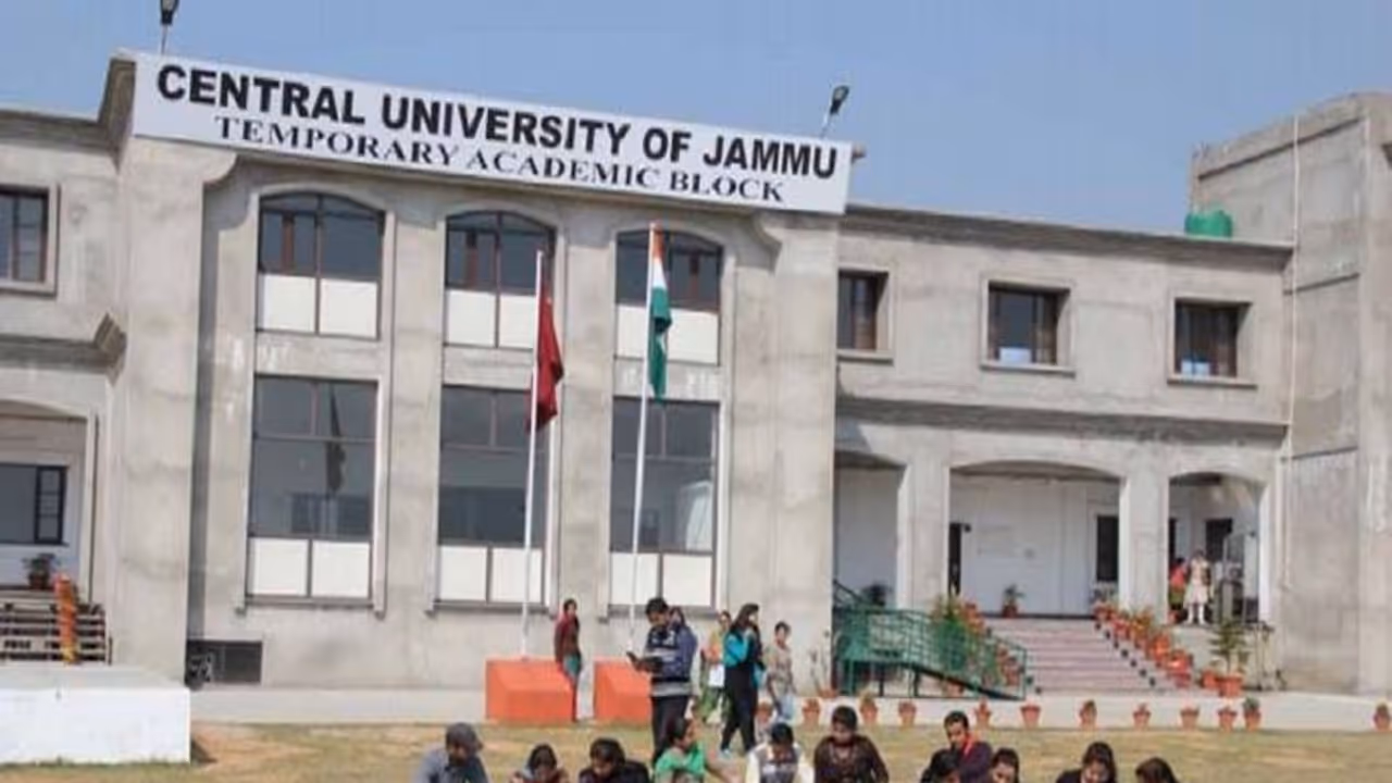 సెంట్రల్ యూనివర్శిటి స్టూడెంట్ దీపిక అనుమానాస్పద మృతి