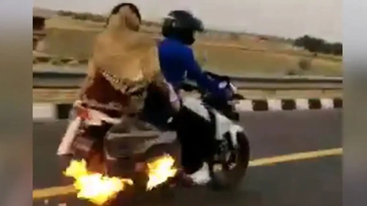 ಅಬ್ಬಾ...! ಬೆಂಕಿ ತಗುಲಿದ್ದ ಬೈಕನ್ನು 4 ಕಿ. ಮೀಟರ್ ಓಡಿಸಿದ!: ವಿಡಿಯೋ ವೈರಲ್! ಅಬ್ಬಾ...! ಬೆಂಕಿ ತಗುಲಿದ್ದ ಬೈಕನ್ನು 4 ಕಿ. ಮೀಟರ್ ಓಡಿಸಿದ!: ವಿಡಿಯೋ ವೈರಲ್!