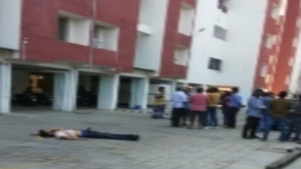 அறுந்தது கயிறு..! 14 ஆவது மாடியில் இருந்து தவறி விழும் கல்லூரி மாணவன்..! சென்னையில் அதிர்ச்சி சம்பவம்..!