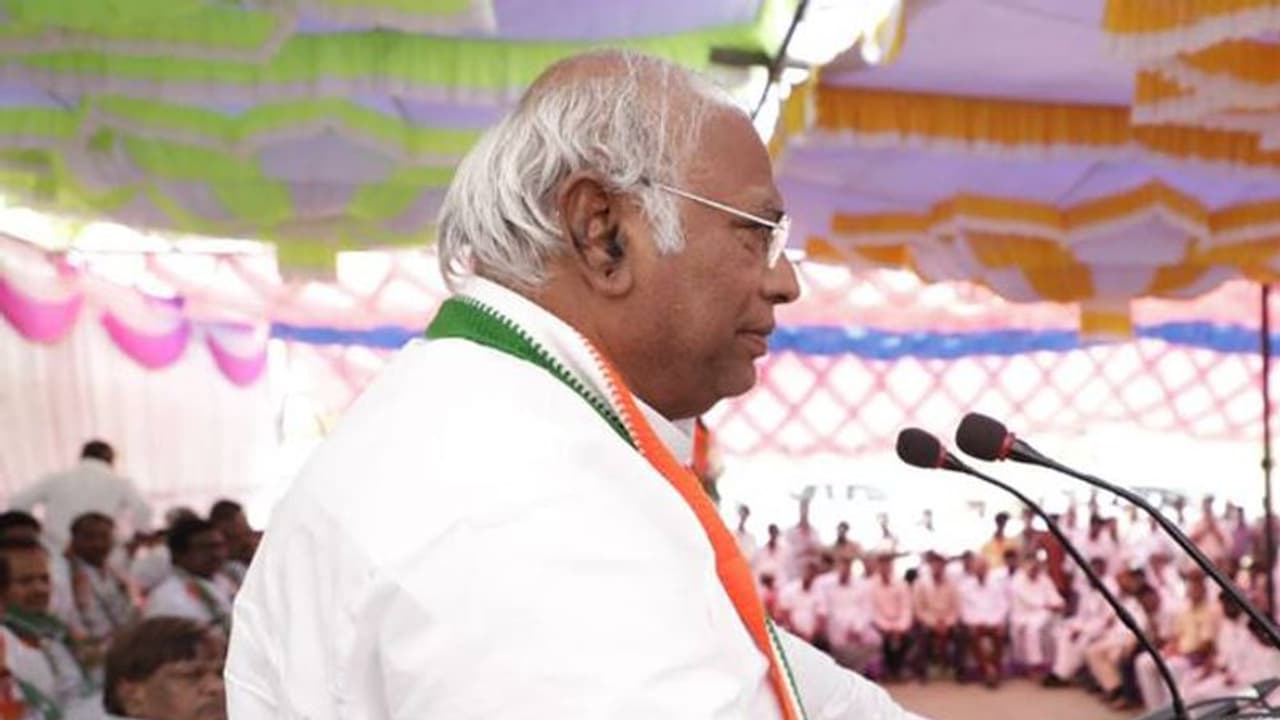 मल्लिकार्जुन का बयान कांग्रेस के लिए न बन जाएं मुसीबत, भाजपा बोली यह केवल खड़गे नहीं सोनिया राहुल का भी बयान मल्लिकार्जुन का बयान कांग्रेस के लिए न बन जाएं मुसीबत, भाजपा बोली यह केवल खड़गे नहीं सोनिया राहुल का भी बयान