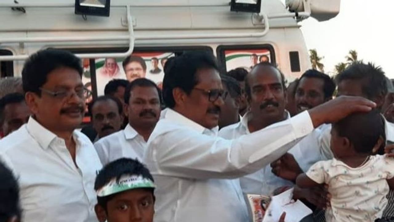 நான் எம்.ஜி.ஆர், ஜெயலலிதாவின் வளர்ப்பு... எனக்கு ஓட்டுப்போடுங்க! திருச்சியில் சென்டிமென்ட்டாக ஒட்டு கேட்கும் திருநாவு நான் எம்.ஜி.ஆர், ஜெயலலிதாவின் வளர்ப்பு... எனக்கு ஓட்டுப்போடுங்க! திருச்சியில் சென்டிமென்ட்டாக ஒட்டு கேட்கும் திருநாவு