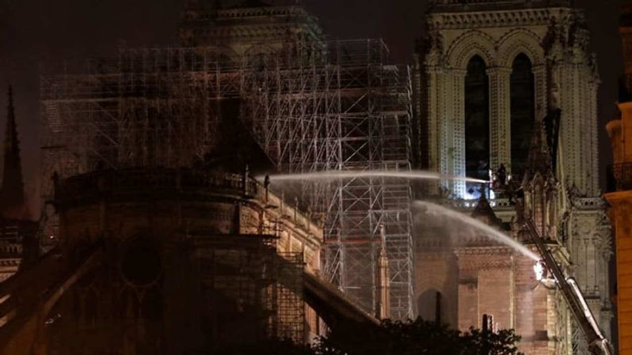 നോത്രദാം പള്ളിയിലെ തീ നിയന്ത്രണവിധേയം; മേൽക്കൂര കത്തിനശിച്ചു, പുനർനിർമ്മിക്കുമെന്ന് ഫ്രഞ്ച് പ്രസിഡൻറ് നോത്രദാം പള്ളിയിലെ തീ നിയന്ത്രണവിധേയം; മേൽക്കൂര കത്തിനശിച്ചു, പുനർനിർമ്മിക്കുമെന്ന് ഫ്രഞ്ച് പ്രസിഡൻറ്
