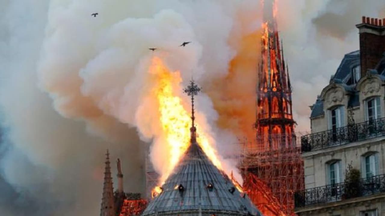 ಬೆಂಕಿ ಕೆನ್ನಾಲಿಗೆಗೆ ಸುಟ್ಟು ಕರಕಲಾಯ್ತು ಪ್ಯಾರಿಸ್ ನ ಐತಿಹಾಸಿಕ ತಾಣ! ಬೆಂಕಿ ಕೆನ್ನಾಲಿಗೆಗೆ ಸುಟ್ಟು ಕರಕಲಾಯ್ತು ಪ್ಯಾರಿಸ್ ನ ಐತಿಹಾಸಿಕ ತಾಣ!