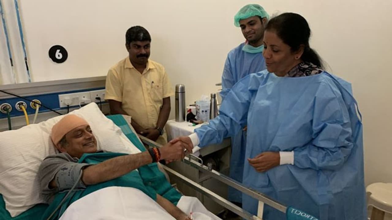 തലയ്ക്ക് പരിക്കേറ്റ ശശി തരൂരിനെ സന്ദർശിച്ച് കേന്ദ്രമന്ത്രി നിര്മല സീതാരാമന് തലയ്ക്ക് പരിക്കേറ്റ ശശി തരൂരിനെ സന്ദർശിച്ച് കേന്ദ്രമന്ത്രി നിര്മല സീതാരാമന്