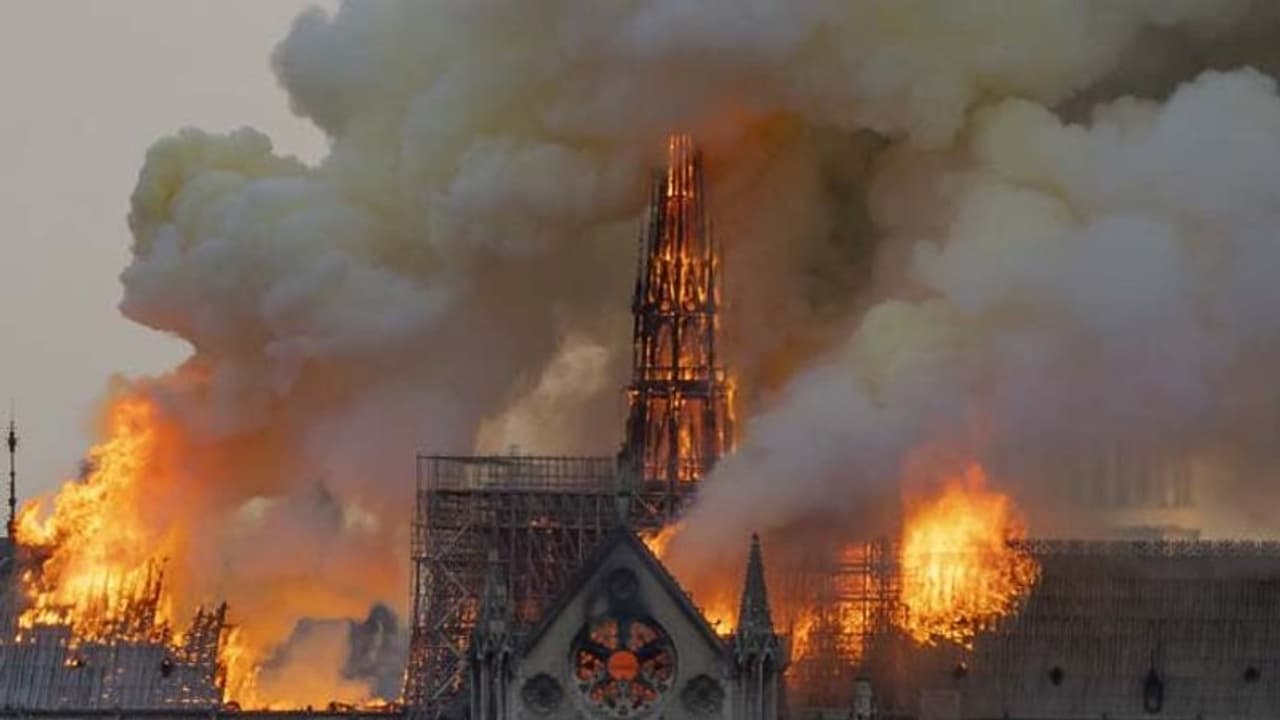 850 ఏళ్ల నాటి చర్చి అగ్నికి ఆహుతి: దు:ఖసాగరంలో ఫ్రెంచ్ ప్రజలు 850 ఏళ్ల నాటి చర్చి అగ్నికి ఆహుతి: దు:ఖసాగరంలో ఫ్రెంచ్ ప్రజలు