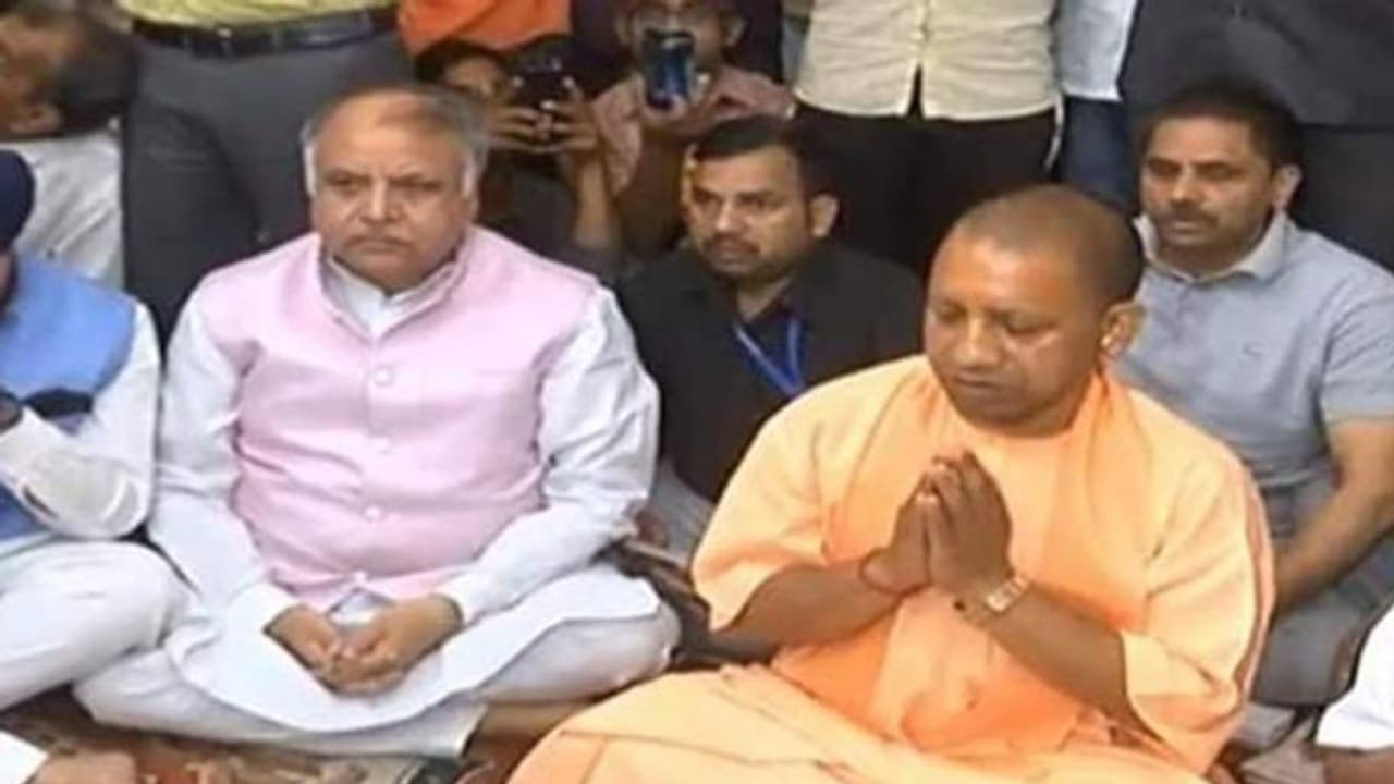 ఈసీ ఎఫెక్ట్: హనుమాన్ ఆలయంలో యోగి పూజలు ఈసీ ఎఫెక్ట్: హనుమాన్ ఆలయంలో యోగి పూజలు