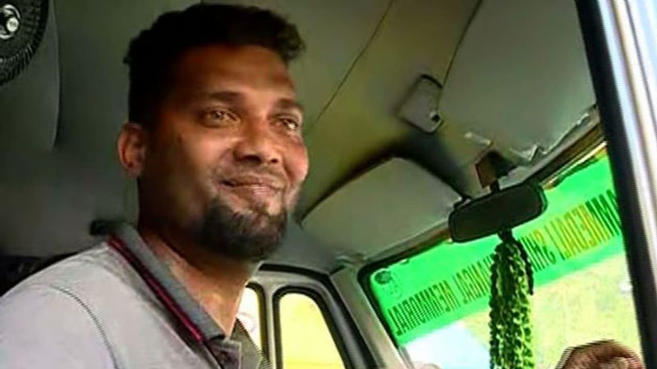 ഇതാ ആ 'ഹീറോ'; 5 മണിക്കൂറില് 450 കിലോമീറ്റര് പിന്നിട്ട് വീണ്ടും താരമായ ആംബുലന്സ് ഡ്രൈവര് ഇതാ ആ 'ഹീറോ'; 5 മണിക്കൂറില് 450 കിലോമീറ്റര് പിന്നിട്ട് വീണ്ടും താരമായ ആംബുലന്സ് ഡ്രൈവര്