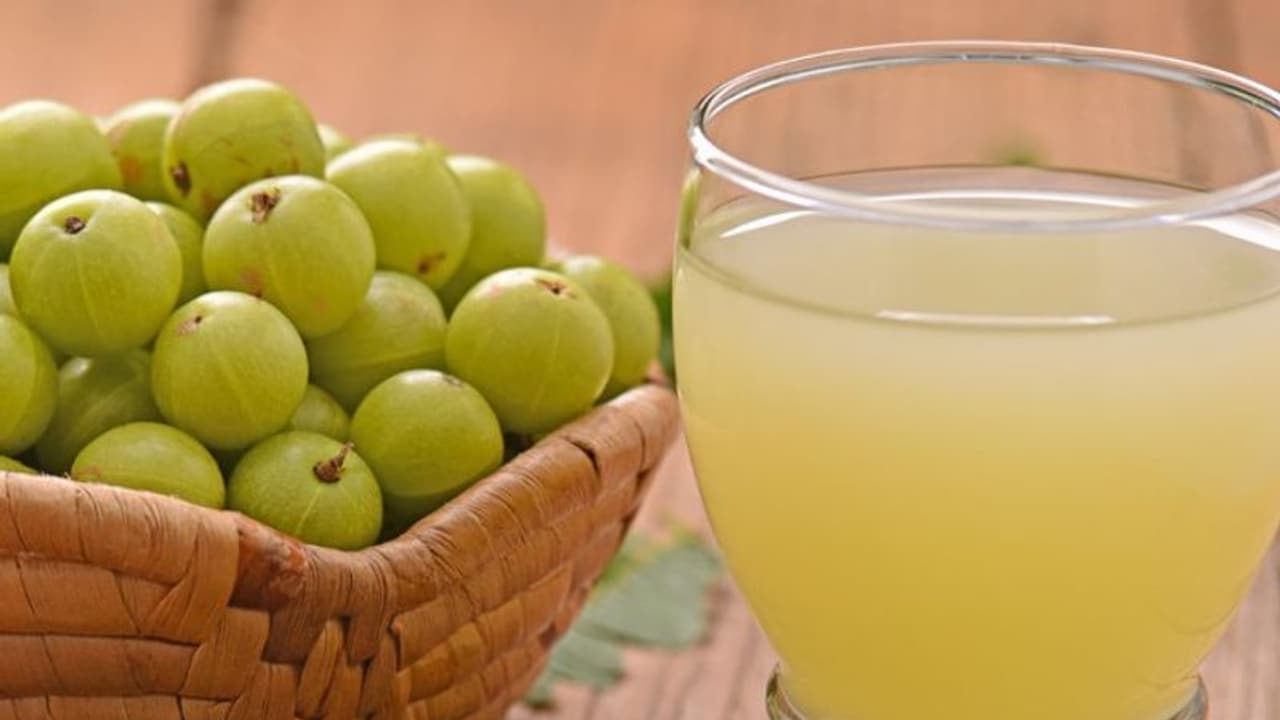 നെല്ലിക്ക നീര് ദിവസവും മുഖത്ത് പുരട്ടാം; ഗുണം ഇതാണ്... നെല്ലിക്ക നീര് ദിവസവും മുഖത്ത് പുരട്ടാം; ഗുണം ഇതാണ്...