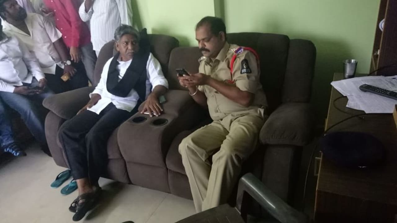 పోరాటాలు చేసేవారంతా కేసీఆర్కు శత్రువులే: మంద కృష్ణ మాదిగ పోరాటాలు చేసేవారంతా కేసీఆర్కు శత్రువులే: మంద కృష్ణ మాదిగ