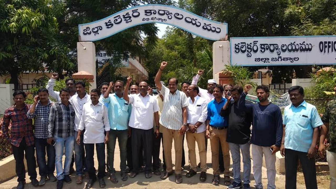 ఈవీఎంల వివాదం: జర్నలిస్టులపై అక్రమ కేసులు...టీయుడబ్ల్యుజె నిరసన ఈవీఎంల వివాదం: జర్నలిస్టులపై అక్రమ కేసులు...టీయుడబ్ల్యుజె నిరసన