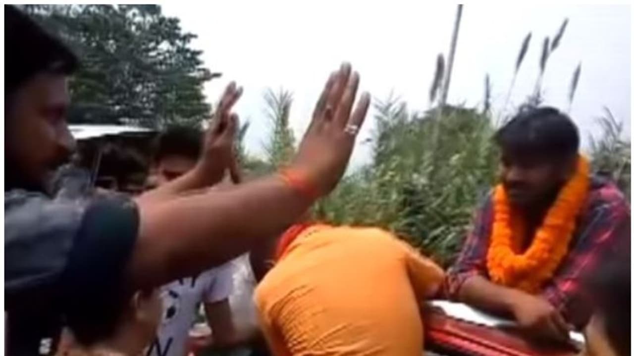 എന്ത് സ്വാതന്ത്ര്യമാണ് നിങ്ങള്ക്ക് വേണ്ടത്? കനയ്യ കുമാറിന്റെ റോഡ് ഷോ തടഞ്ഞ് നാട്ടുകാര് എന്ത് സ്വാതന്ത്ര്യമാണ് നിങ്ങള്ക്ക് വേണ്ടത്? കനയ്യ കുമാറിന്റെ റോഡ് ഷോ തടഞ്ഞ് നാട്ടുകാര്