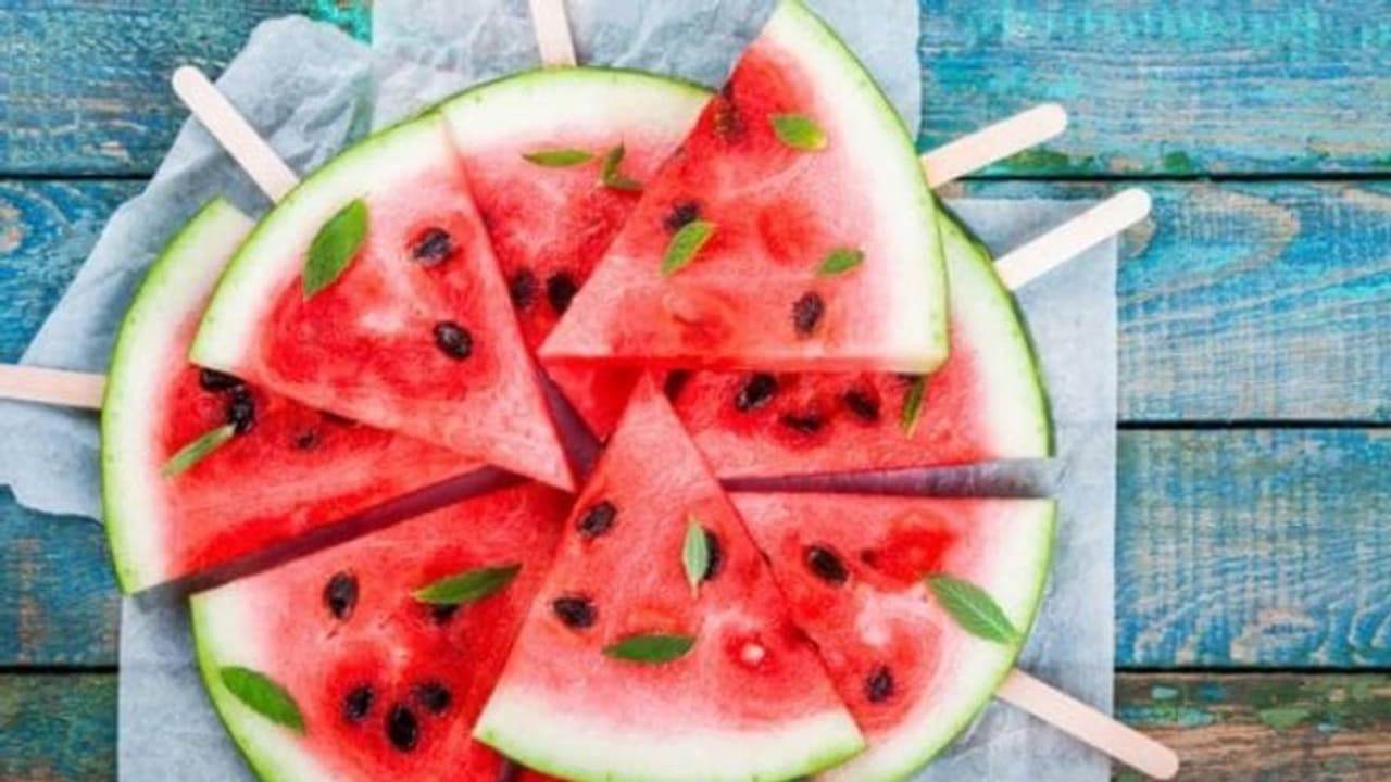 വേനല്ക്കാലത്ത് തണ്ണിമത്തന്റെ ഈ ഗുണങ്ങള് അറിയൂ... വേനല്ക്കാലത്ത് തണ്ണിമത്തന്റെ ഈ ഗുണങ്ങള് അറിയൂ...