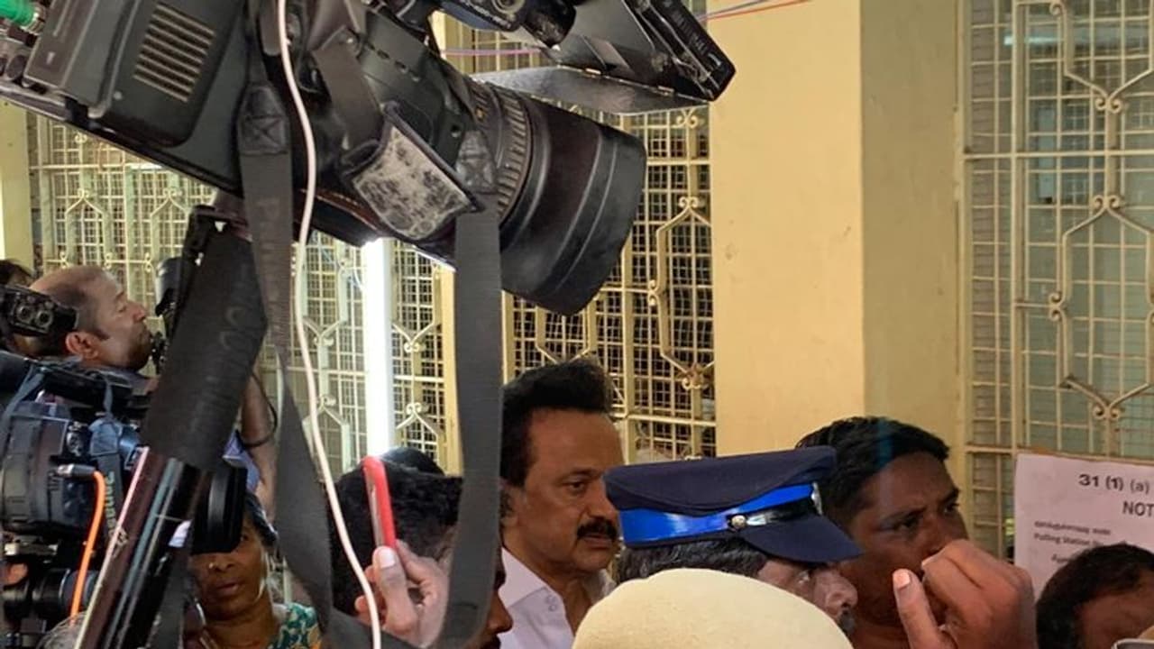 25 நிமிடம் உச்சி வெயிலில் நின்று வாக்களித்த ஸ்டாலின்..! வாழ்த்து தெரிவித்த மக்கள்..! 25 நிமிடம் உச்சி வெயிலில் நின்று வாக்களித்த ஸ்டாலின்..! வாழ்த்து தெரிவித்த மக்கள்..!