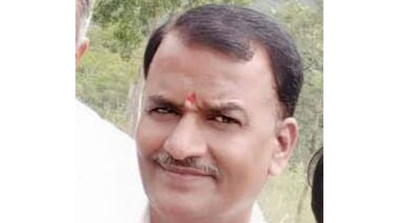 ಮತಗಟ್ಟೆಯಲ್ಲಿಯೇ ಚುನಾವಣಾ ಅಧಿಕಾರಿ ಸಾವು ಮತಗಟ್ಟೆಯಲ್ಲಿಯೇ ಚುನಾವಣಾ ಅಧಿಕಾರಿ ಸಾವು