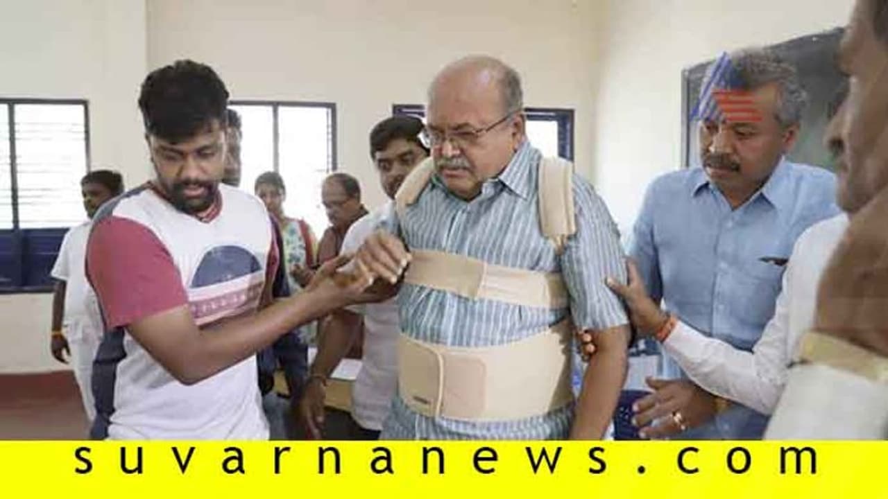 ಬೆನ್ನು ಮೂಳೆ ಮುರಿತದ ನಡುವೆಯೂ ಆಸ್ಪತ್ರೆಯಿಂದ ಎದ್ದು ಬಂದು ವೋಟ್ ಮಾಡಿದ ರೇವಣ್ಣ ಬೆನ್ನು ಮೂಳೆ ಮುರಿತದ ನಡುವೆಯೂ ಆಸ್ಪತ್ರೆಯಿಂದ ಎದ್ದು ಬಂದು ವೋಟ್ ಮಾಡಿದ ರೇವಣ್ಣ