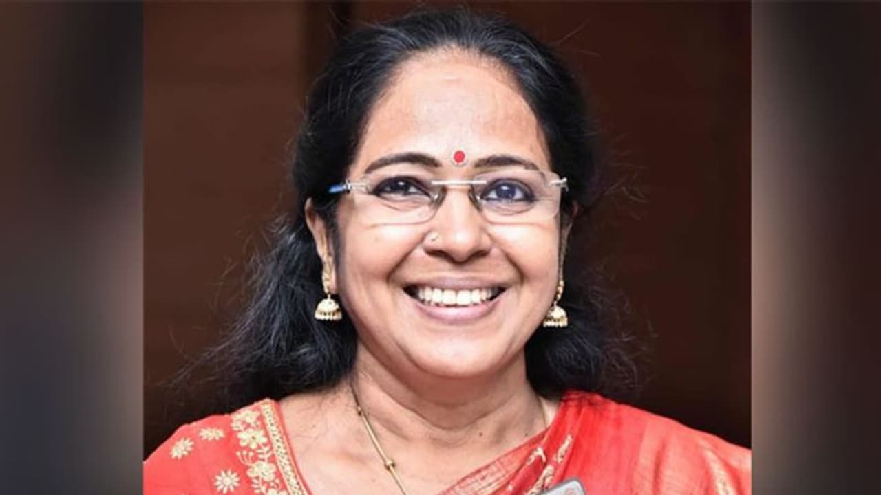 16 ാം വയസ്സില് അവള് ആരും തൊടാനില്ലാത്ത കുഷ്ഠരോഗിയുടെ മൃതദേഹം ദഹിപ്പിച്ചു: ഇന്ന് കുഷ്ഠരോഗികള്ക്ക് താങ്ങാവുന്ന ഡോക്ടര് 16 ാം വയസ്സില് അവള് ആരും തൊടാനില്ലാത്ത കുഷ്ഠരോഗിയുടെ മൃതദേഹം ദഹിപ്പിച്ചു: ഇന്ന് കുഷ്ഠരോഗികള്ക്ക് താങ്ങാവുന്ന ഡോക്ടര്