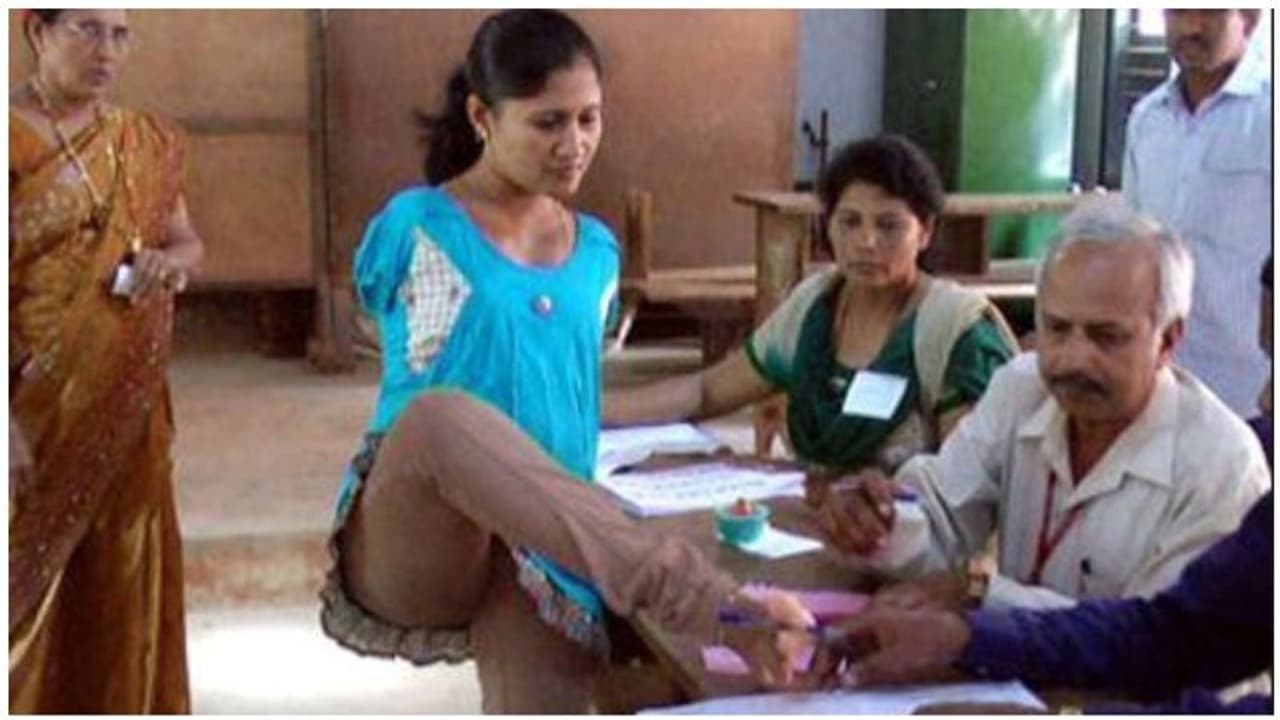 இரு கைகளும் இல்லாத நிலையில் ஒரு தேர்தல் விடாமல் வாக்களிக்கும் சாதனைப் பெண்மணி...