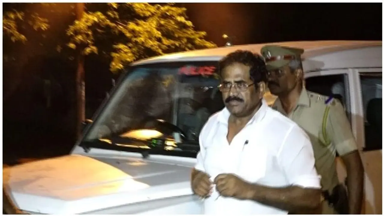 மதுரையில் மீண்டும் பரபரப்பை ஏற்படுத்திய பெட்ரோல் குண்டு வீச்சு.உயிர் தப்பினார் திமுக பிரமுகர் குருசாமி.! மதுரையில் மீண்டும் பரபரப்பை ஏற்படுத்திய பெட்ரோல் குண்டு வீச்சு.உயிர் தப்பினார் திமுக பிரமுகர் குருசாமி.!