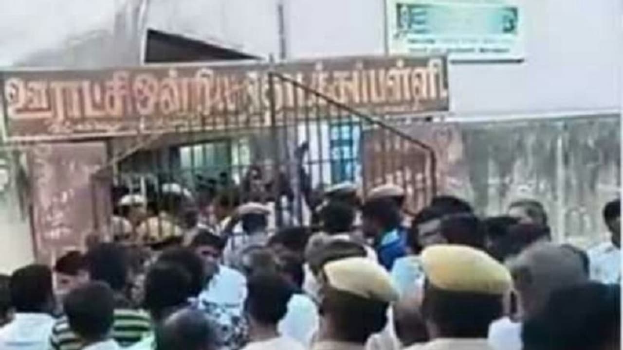 வாக்குச் சாவடியை கைப்பற்ற முயற்சியா ? ஆயிரக்கணக்கில் திரண்ட பொது மக்கள் மீது துப்பாக்கி சூடு !! வாக்குச் சாவடியை கைப்பற்ற முயற்சியா ? ஆயிரக்கணக்கில் திரண்ட பொது மக்கள் மீது துப்பாக்கி சூடு !!