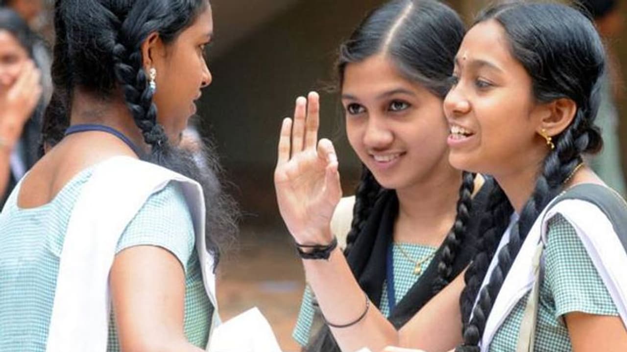 பிளஸ் 2 பொதுத்தேர்வு முடிவுகள்... கடைசி இடத்தில் கிருஷ்ணகிரி..! பிளஸ் 2 பொதுத்தேர்வு முடிவுகள்... கடைசி இடத்தில் கிருஷ்ணகிரி..!