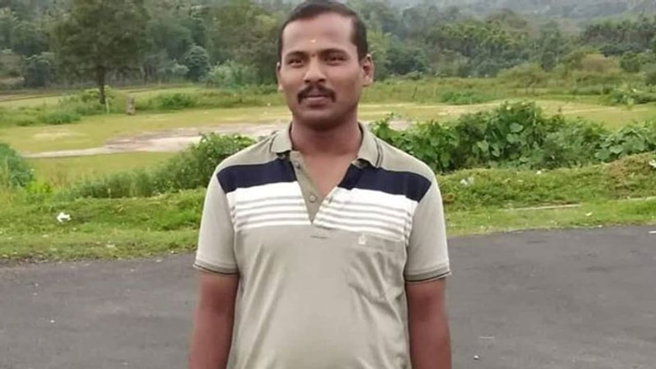 ಬಾಳೆಹೊನ್ನೂರು: ಪೊಲೀಸ್ ಠಾಣೆಯಲ್ಲೇ ಪೇದೆ ಆತ್ಮಹತ್ಯೆ ಬಾಳೆಹೊನ್ನೂರು: ಪೊಲೀಸ್ ಠಾಣೆಯಲ್ಲೇ ಪೇದೆ ಆತ್ಮಹತ್ಯೆ