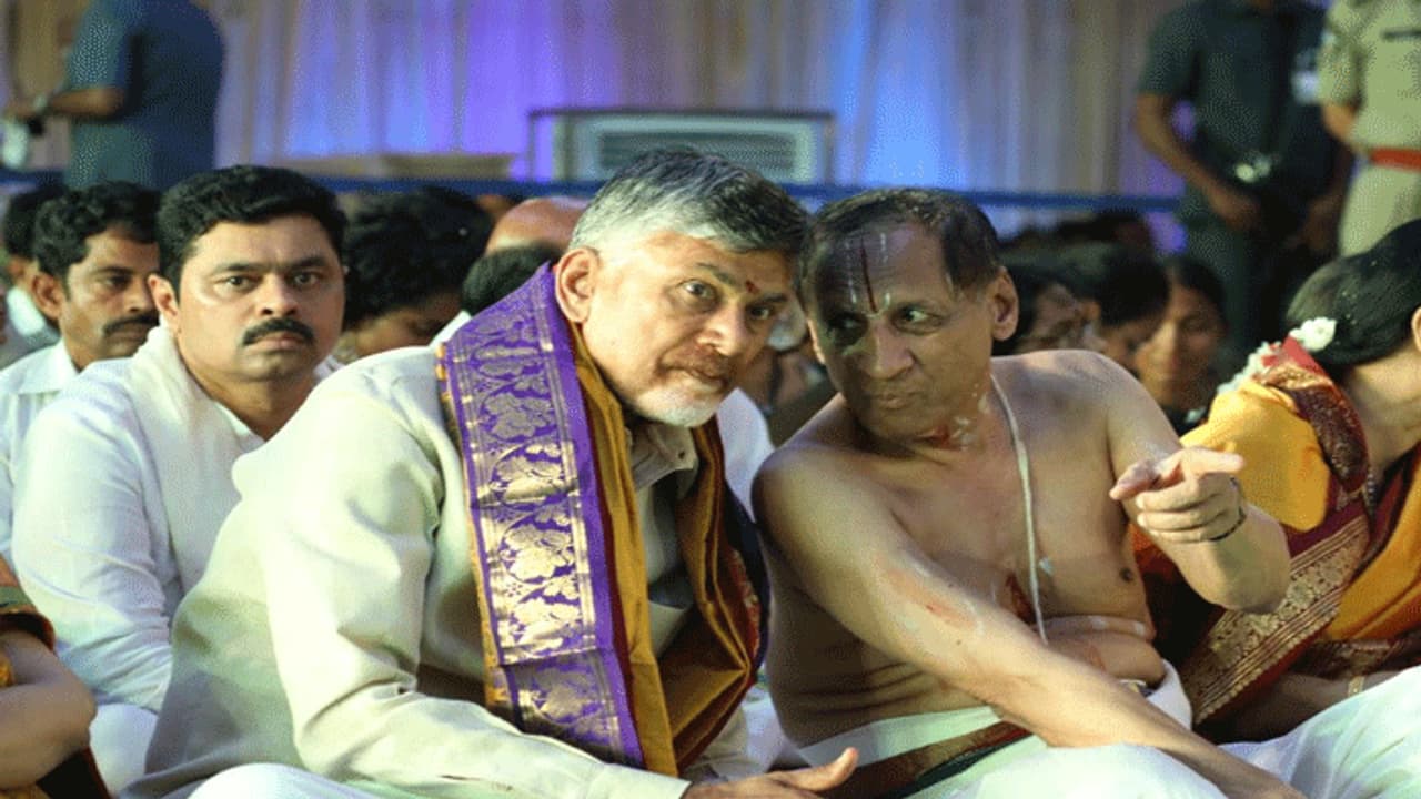 ఒంటిమిట్ట రాములవారిని దర్శించుకున్న చంద్రబాబు, నరసింహన్ ఒంటిమిట్ట రాములవారిని దర్శించుకున్న చంద్రబాబు, నరసింహన్