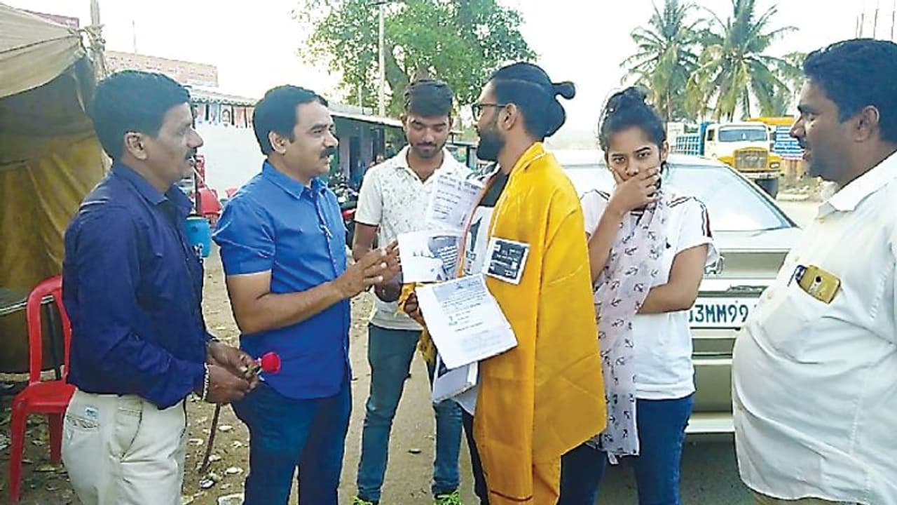 ಮತ ಹಾಕದೇ ಮೋಜು ಮಾಡಲು ಬಂದವರಿಗೆ ಹಾರ ಹಾಕಿ ವ್ಯಂಗ್ಯ! ಮತ ಹಾಕದೇ ಮೋಜು ಮಾಡಲು ಬಂದವರಿಗೆ ಹಾರ ಹಾಕಿ ವ್ಯಂಗ್ಯ!