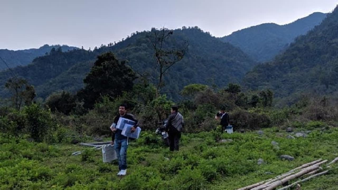 ಒಂದು ಮತಕ್ಕಾಗಿ ಸಿಬ್ಬಂದಿಯ 483 ಕಿಮೀ ಪ್ರಯಾಣ: ಮತದಾನ ಮಾಡಿದ್ಲಾ ಮಹಿಳೆ? ಒಂದು ಮತಕ್ಕಾಗಿ ಸಿಬ್ಬಂದಿಯ 483 ಕಿಮೀ ಪ್ರಯಾಣ: ಮತದಾನ ಮಾಡಿದ್ಲಾ ಮಹಿಳೆ?