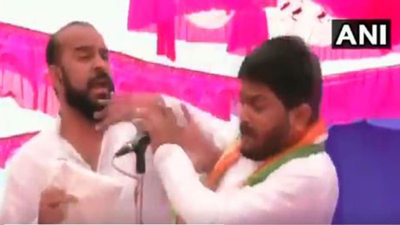 ಹಾರ್ದಿಕ್ ಪಟೇಲ್ ಗೆ ವೇದಿಕೆಯಲ್ಲೇ ಕಪಾಳಮೋಕ್ಷ ಹಾರ್ದಿಕ್ ಪಟೇಲ್ ಗೆ ವೇದಿಕೆಯಲ್ಲೇ ಕಪಾಳಮೋಕ್ಷ