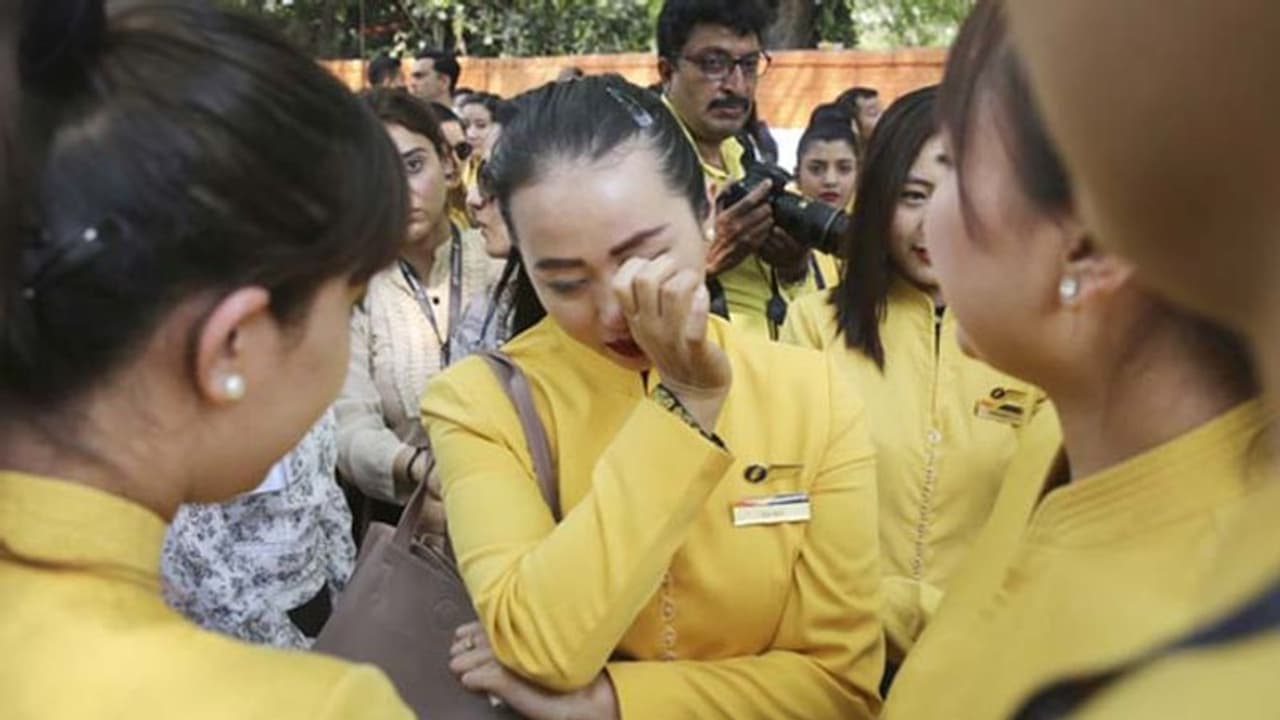 కన్నీళ్లే మిగిలాయి: ‘జెట్ ఉద్యోగులూ మీడియాతో వద్దు’ కన్నీళ్లే మిగిలాయి: ‘జెట్ ఉద్యోగులూ మీడియాతో వద్దు’