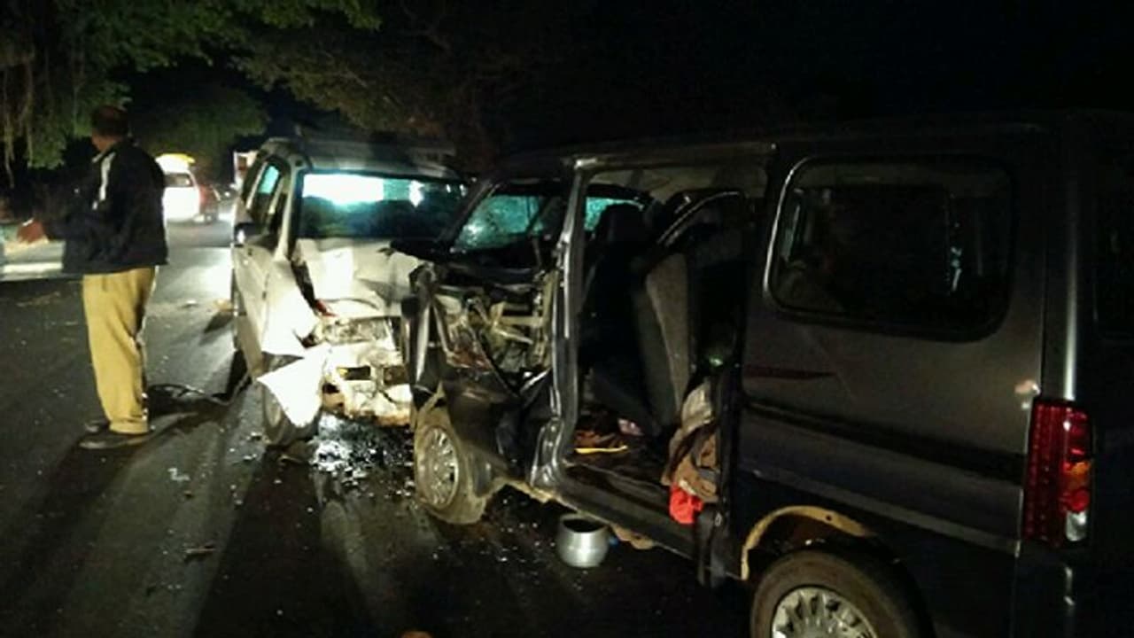 ತವೇರಾ, ಕಾರ್ ನಡುವೆ ಮುಖಾಮುಖಿ ಡಿಕ್ಕಿ: ಮೂವರು ಸಾವು ತವೇರಾ, ಕಾರ್ ನಡುವೆ ಮುಖಾಮುಖಿ ಡಿಕ್ಕಿ: ಮೂವರು ಸಾವು