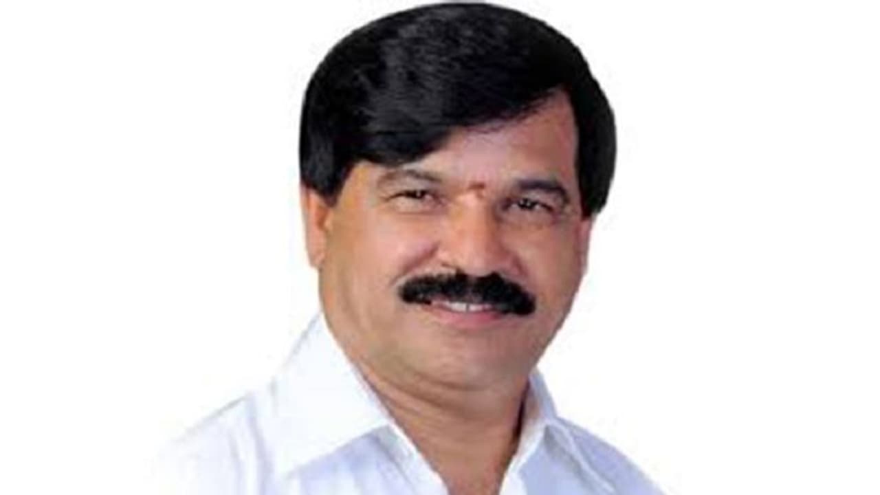 ದಸರಾ ಕಾರ್ಯಕ್ರಮಕ್ಕೆ ಗೈರಾಗಿ ಬಹಿರಂಗ ಅಸಮಾಧಾನ ಹೊರಹಾಕುತ್ತಿರುವ ಶಾಸಕ ದಸರಾ ಕಾರ್ಯಕ್ರಮಕ್ಕೆ ಗೈರಾಗಿ ಬಹಿರಂಗ ಅಸಮಾಧಾನ ಹೊರಹಾಕುತ್ತಿರುವ ಶಾಸಕ