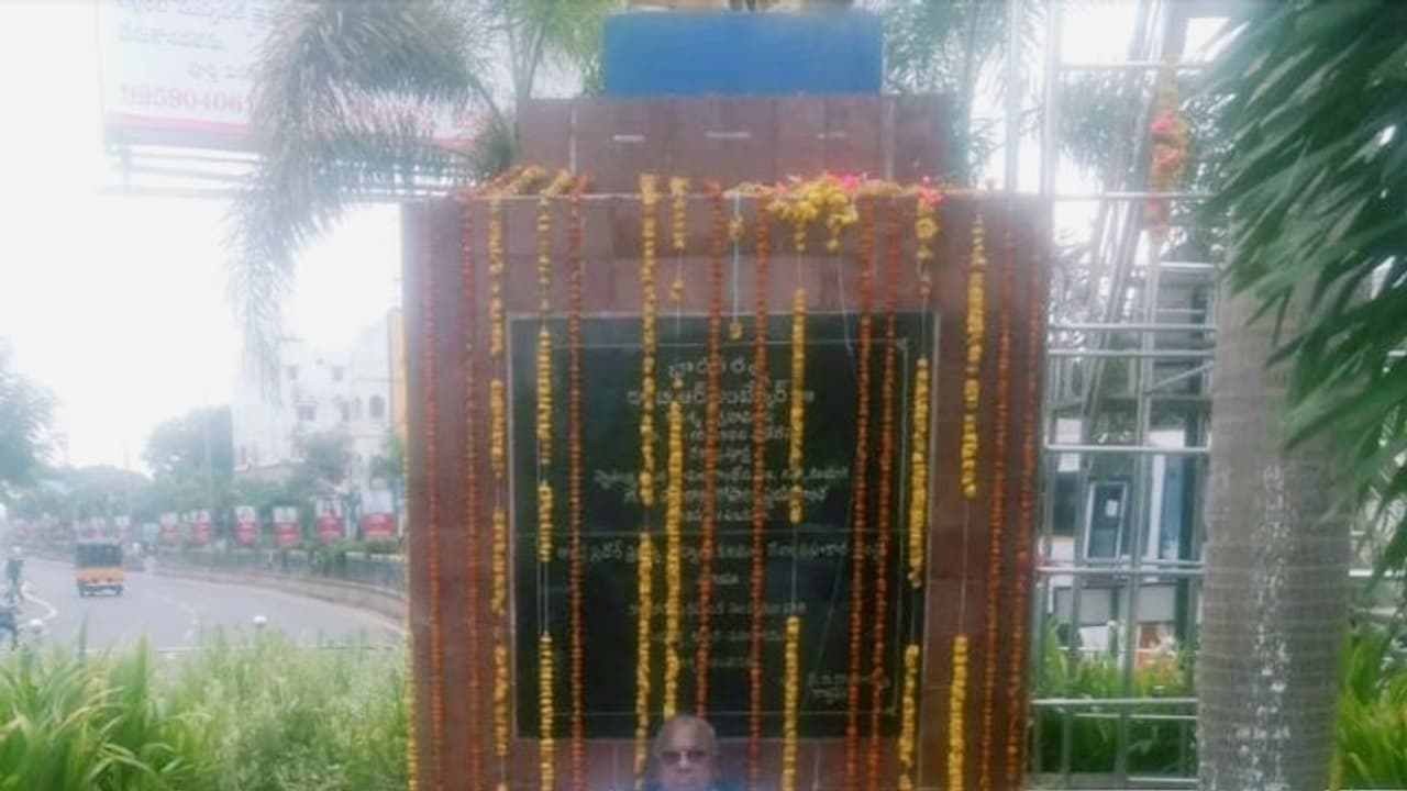 అంబేద్కర్ కి జరిగిన అవమానం బాధాకరం: వీహెచ్ నిరసన అంబేద్కర్ కి జరిగిన అవమానం బాధాకరం: వీహెచ్ నిరసన