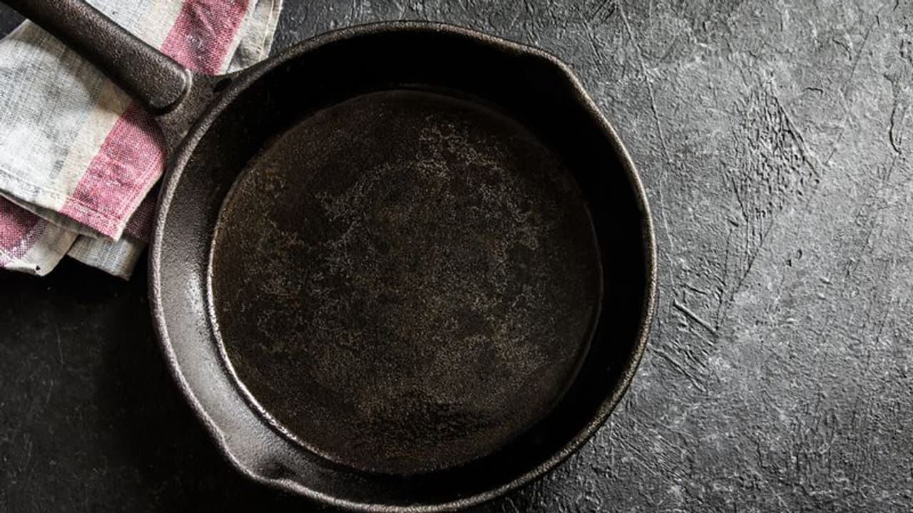 আপনার নন স্টিক ফ্রাইং প্যান নষ্ট হয়ে যায়নি তো, এই কয়েকটা লক্ষ্মণ জেনে নিন 